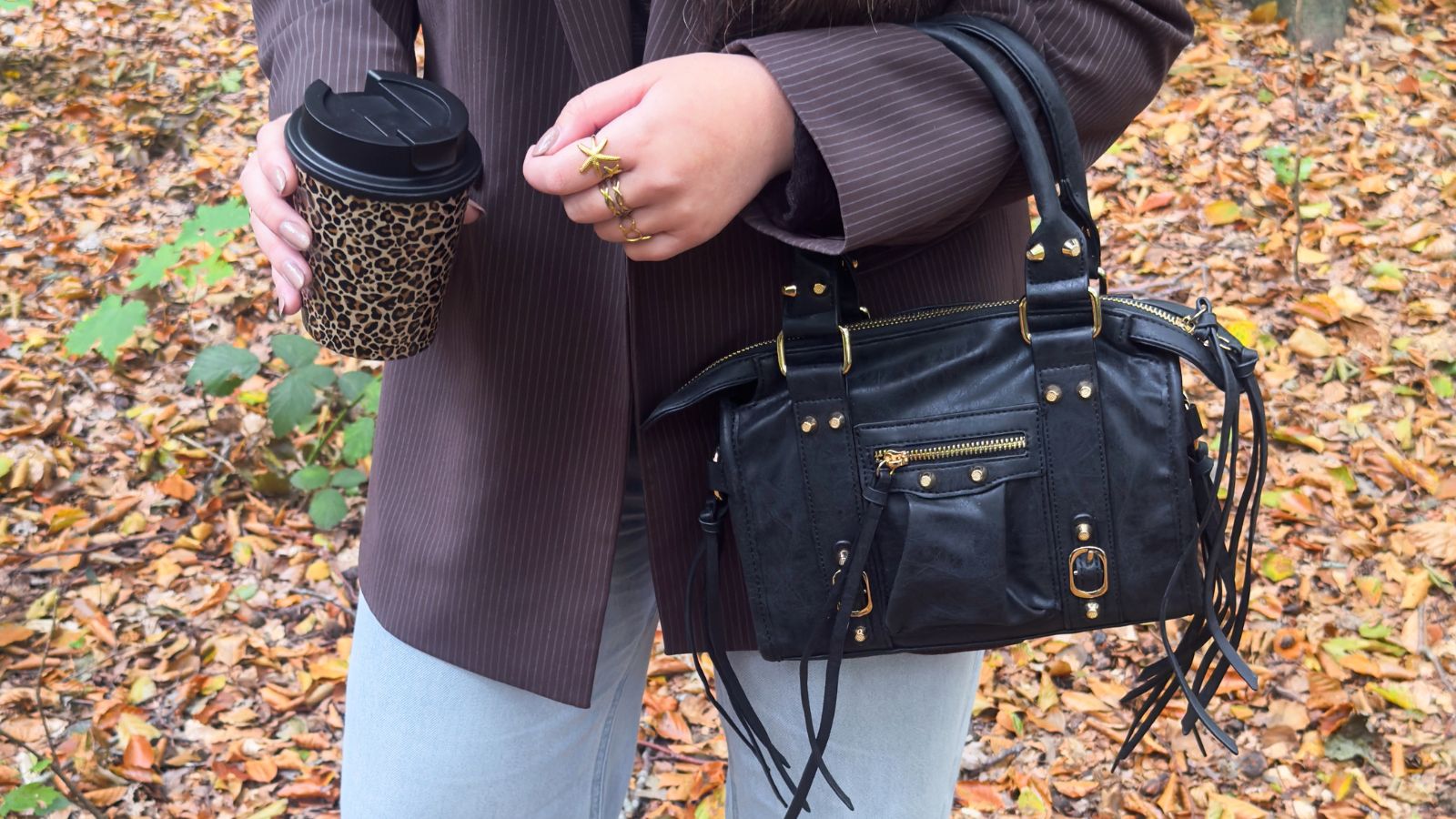 Tas met franjes dames zwart met lange franjes gedragen door model in 2026