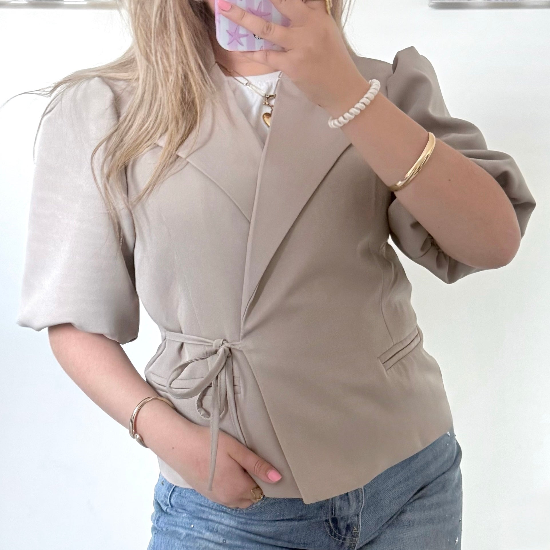 Korte blazer taupe met strik