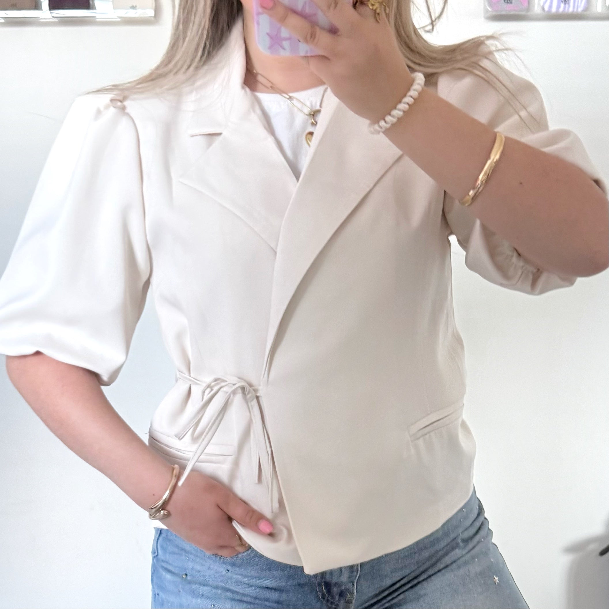 Korte blazer crème met strik