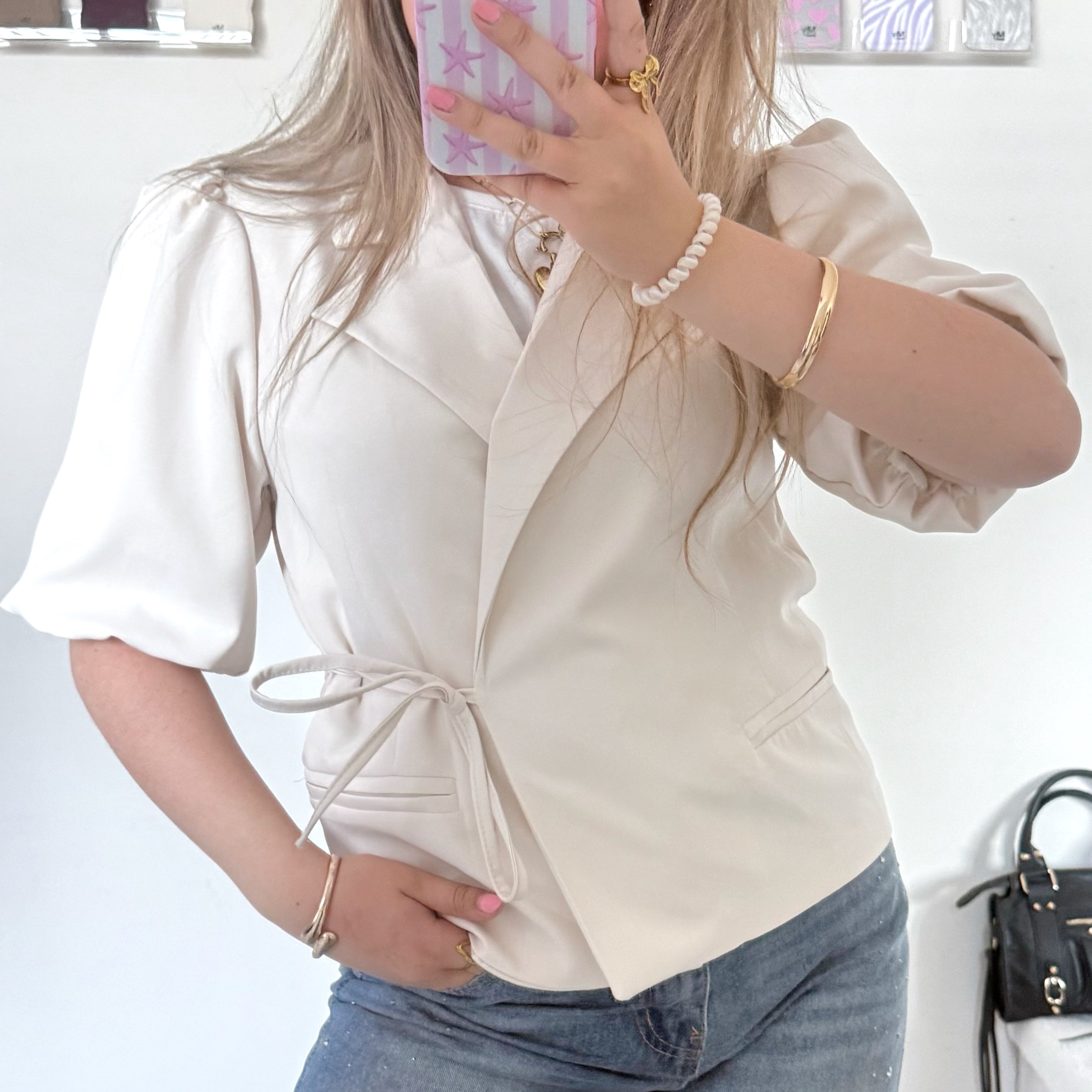Korte blazer crème met strik