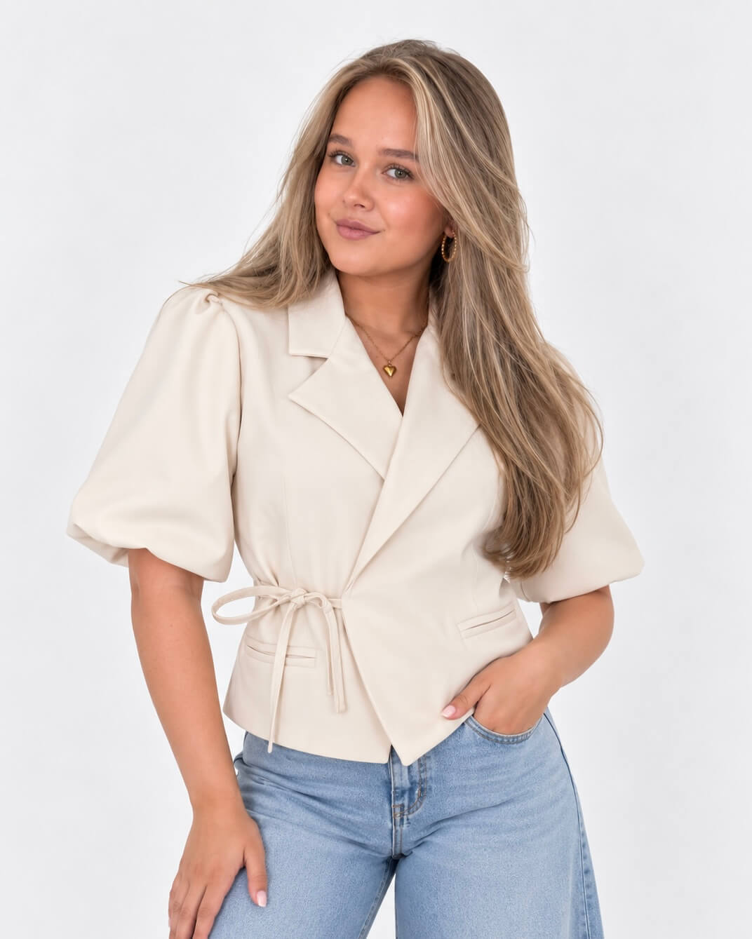 Korte blazer crème met strikdetail