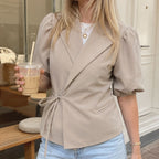 Korte blazer taupe met strik op model