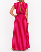 Achterkant van rood roze gestreepte maxi jurk