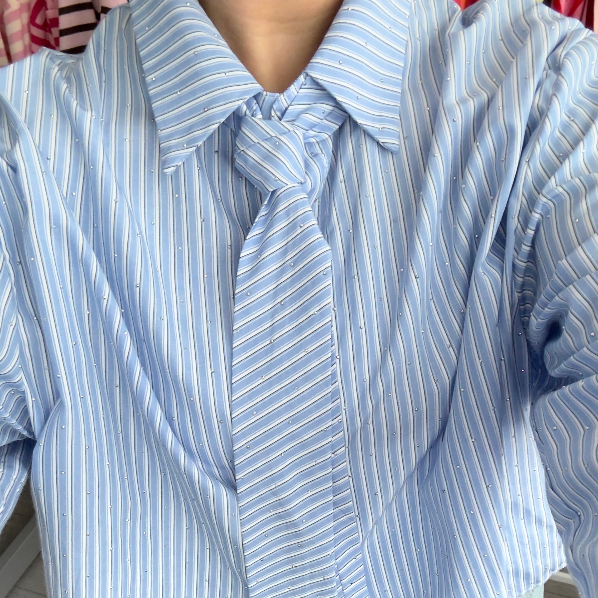 Blauwe strass blouse met stropdas sjaaltje